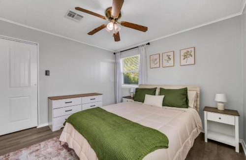 Lawton House | 5 Min to Fort Sill Military Base!-Free Hulu-work space-Fully equipped Kitchen