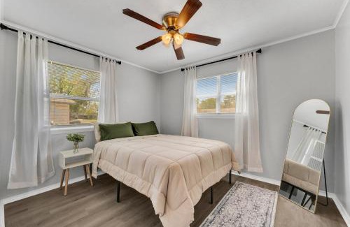 Lawton House | 5 Min to Fort Sill Military Base!-Free Hulu-work space-Fully equipped Kitchen
