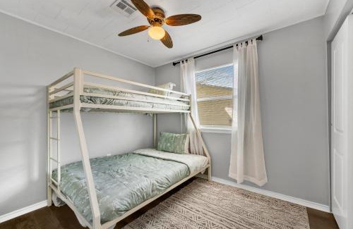Lawton House | 5 Min to Fort Sill Military Base!-Free Hulu-work space-Fully equipped Kitchen