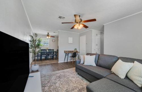 Lawton House | 5 Min to Fort Sill Military Base!-Free Hulu-work space-Fully equipped Kitchen