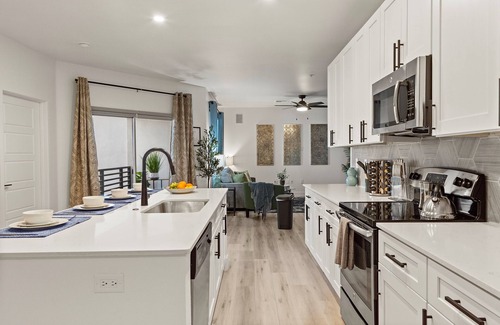 Desert View Village Apartment | 5 Min to Golf 》King Bed》Sleeps 4》Parking