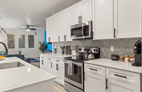 Desert View Village Apartment | 5 Min to Golf 》King Bed》Sleeps 4》Parking