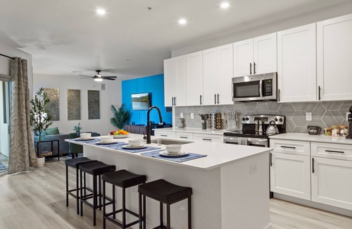 Desert View Village Apartment | 5 Min to Golf 》King Bed》Sleeps 4》Parking