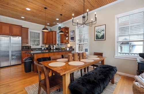 Wolf Laurel House | 5 Min to Hatley Pointe~Hot Tub~Games~Dog Friendly