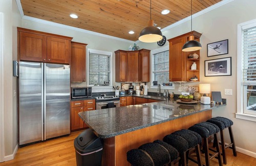 Wolf Laurel House | 5 Min to Hatley Pointe~Hot Tub~Games~Dog Friendly
