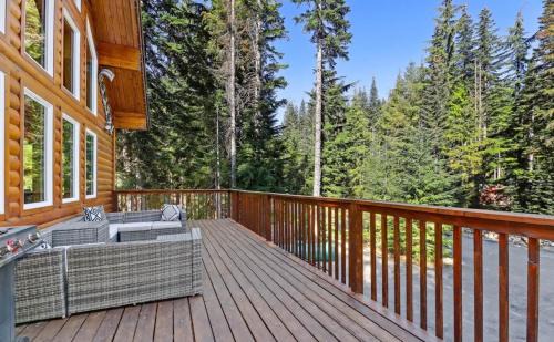 Snoqualmie Pass House | 5-Min to Slopes - 4BR with Private Creek