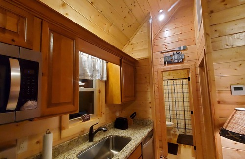 Bryson City Cabin | 5 min to train/downtown. 1 min to GSMNP. Hot tub. Right next to Deep Creek