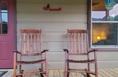 Bryson City Cabin | 5 min to train/downtown. 1 min to GSMNP. Hot tub. Right next to Deep Creek