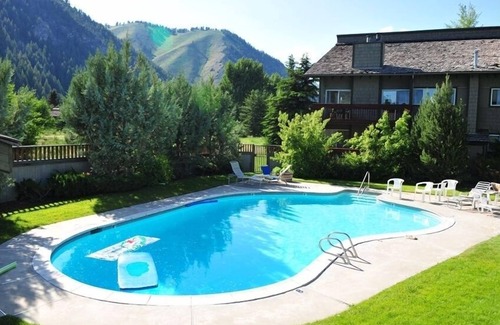 Ketchum Condo | 5 min walk to Baldy/Private Ski Locker, Steps to Bike/XC Path, Hot Tub & Pool