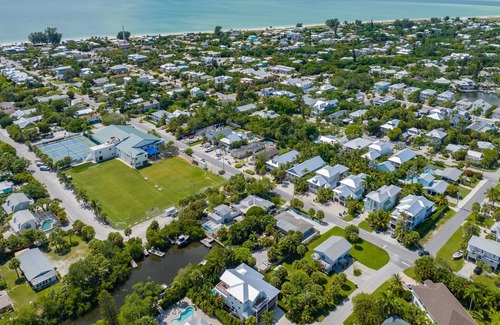 Anna Maria House | 5 Min Walk to Beach, Rest & Shops, Family Friendly