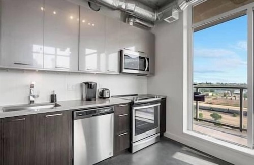 East Village Apartment | 5 min walk to Stampede | 2BR |AC |Near Frt Calgary