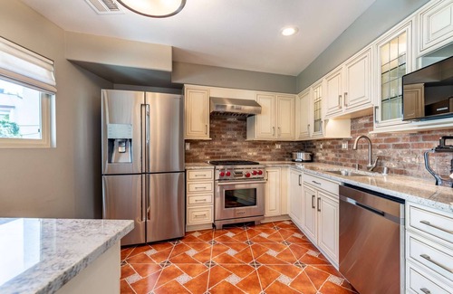 Studio City Condo | 5 Min Walk to Ventura Blvd 2 Primary Bedroom Suites plus W/D - Parking