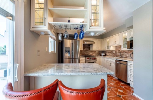 Studio City Condo | 5 Min Walk to Ventura Blvd 2 Primary Bedroom Suites plus W/D - Parking
