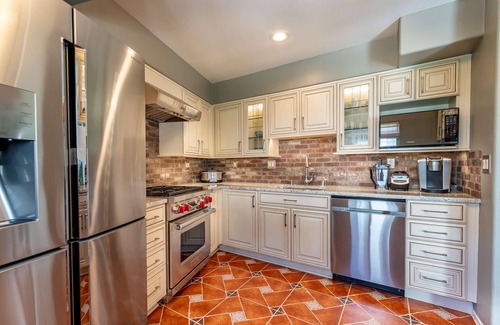 Studio City Condo | 5 Min Walk to Ventura Blvd 2 Primary Bedroom Suites plus W/D - Parking