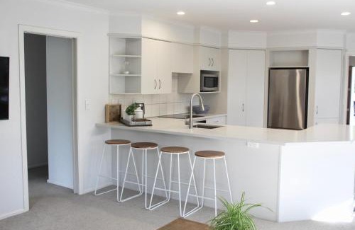 Havelock North House | 5-min walk to Village - Havelock North Holiday Home with Spa Pool