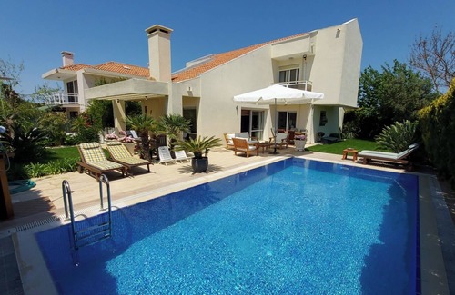 Alacati Villa | 5 min walking distance from Cesme "Ilica Beach" Cozy vila with pool.