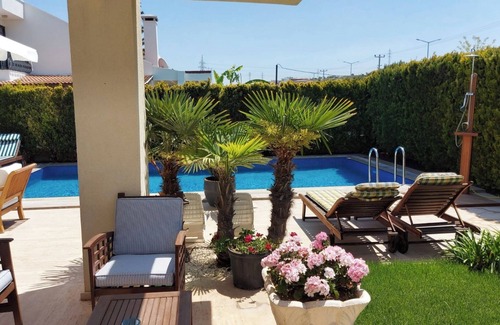 Alacati Villa | 5 min walking distance from Cesme "Ilica Beach" Cozy vila with pool.