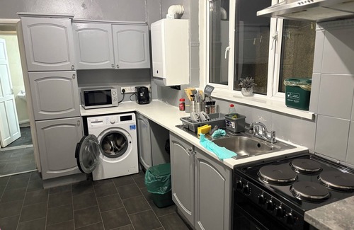 Castle House | 5 mins from City Centre & Beach w/Snooker Table, Wifi, Parking, Sea View & More!