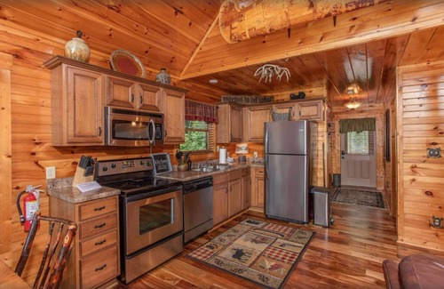 Hemlock Hills Cabin | 5 Mins from Rocky Top Sports Complex ⭐️ Theater & Game Room