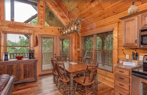 Hemlock Hills Cabin | 5 Mins from Rocky Top Sports Complex ⭐️ Theater & Game Room