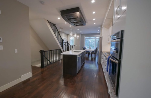 Tuxedo Park House | 5 mins to city center! 1,900 sq ft three bedroom modern home