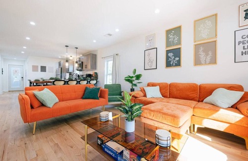 Pilsen Apartment | 5 Mins to Downtown CHI Sleeps 10 - Parking + Games