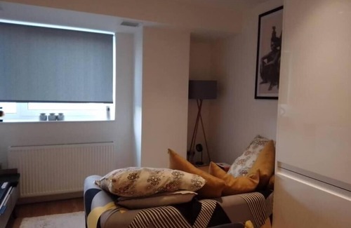 Fairfield Apartment | 5 Mins to East Croydon Station With Concierge