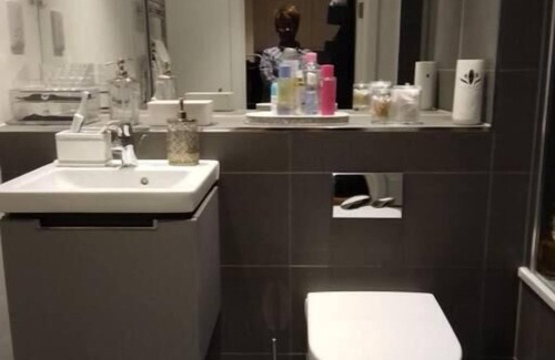 Fairfield Apartment | 5 Mins to East Croydon Station With Concierge