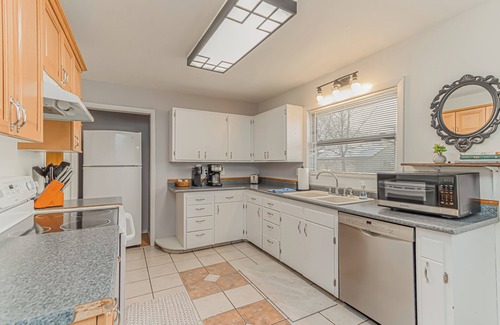 Roosevelt House | 5 mins to Fargo Dome I King I Pet Friendly I Games