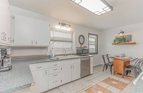 Roosevelt House | 5 mins to Fargo Dome I King I Pet Friendly I Games