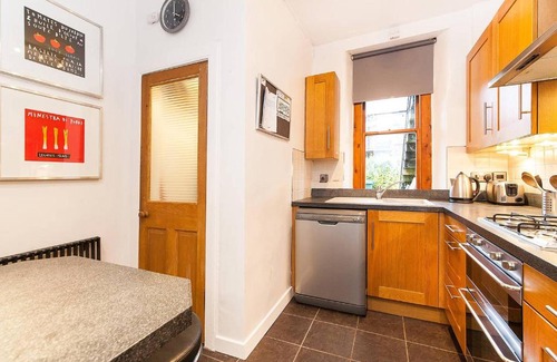 West End Apartment | 5 Mins to Princes Street - Main Door Cottage - Private Garden - New Property