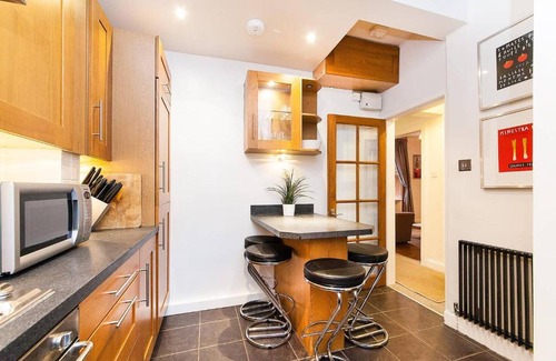 West End Apartment | 5 Mins to Princes Street - Main Door Cottage - Private Garden - New Property