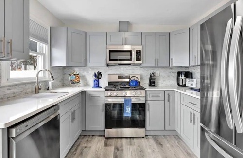 Stratford House | 5 Mins to Short Beach w/Grill, Deck, & Fire Pit