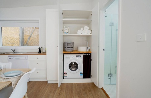 Terrigal House | 5 mins walk to Beach - Modern Beachy Escape. Netflix, Full Kitchen, Comfy Beds!