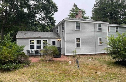 Truro House | 5 minute drive to Ocean and Bay beaches! 5+ bedroom Cape Colonial.
