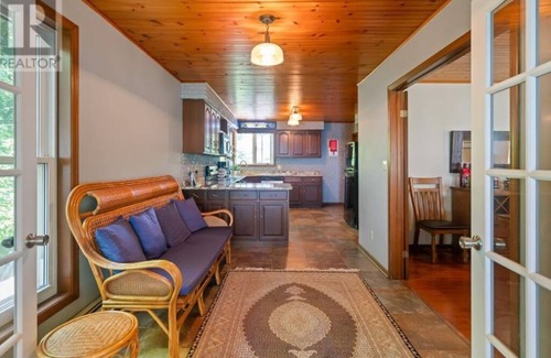 Port Colborne Cottage | 5 Minute to Whiskey Run Golf Course! Waterfront property- Hot tub + Sauna!