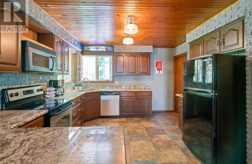 Port Colborne Cottage | 5 Minute to Whiskey Run Golf Course! Waterfront property- Hot tub + Sauna!