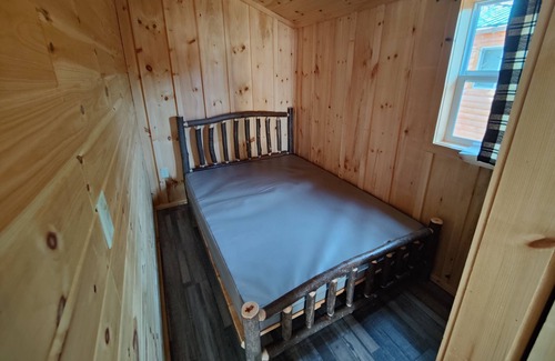 Picton Cabin | 5 minute walk to Sandbanks Beach! In the heart Prince Edward County