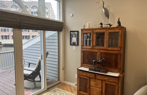 East Town House | 5 Minute Walk to Fiserv Forum, On the River