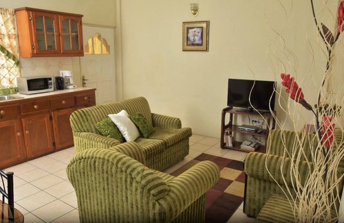 Corinthe Apartment | 5 Minute walk to Marisule Beach