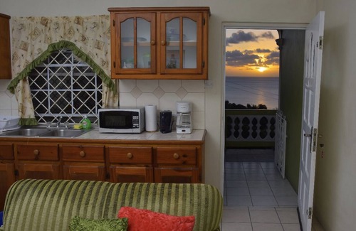 Corinthe Apartment | 5 Minute walk to Marisule Beach