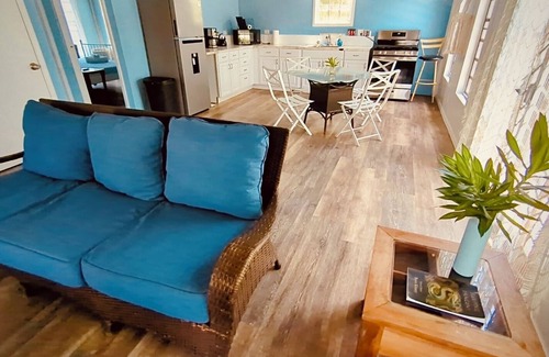 Estate Western Water Island Cottage | 5 minute walk to the beach m 2 BR cottage with old school island pool.