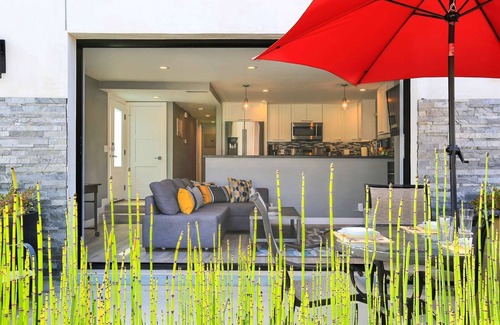 West Newport House | 5 Minute Walk to Beach & Dining, Ultra-Modern Amenities, High-End Kitchen, Open Patio