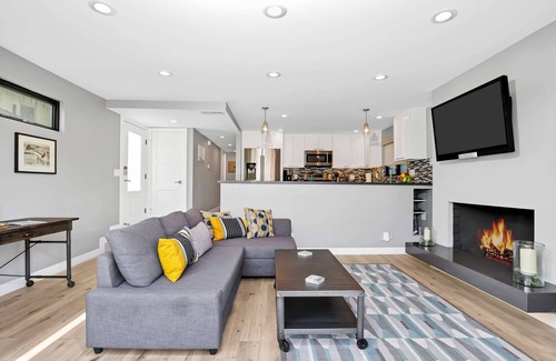 West Newport House | 5 Minute Walk to Beach & Dining, Ultra-Modern Amenities, High-End Kitchen, Open Patio