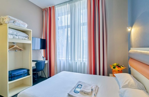 Contades Hotel | 5 Minutes by Foot Away From The National University Library! Pets Are Welcome!