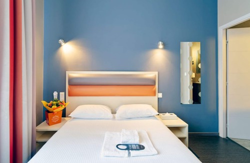 Contades Hotel | 5 Minutes by Foot Away From The National University Library! Pets Are Welcome!