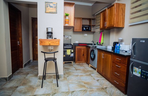 Dar es Salaam Apartment | 5 minutes drive to the beach! 1 BR unit with free Wi-Fi, 24hr security