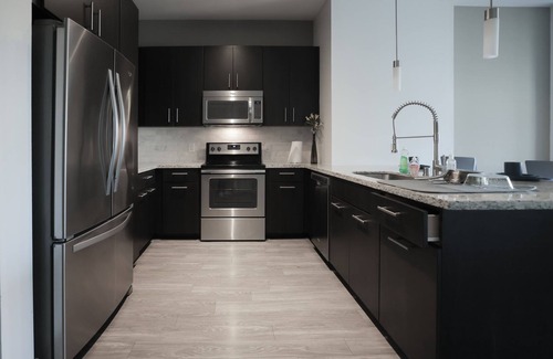 Jefferson Manor Apartment | 5 minutes from Airport! Family-sized rental