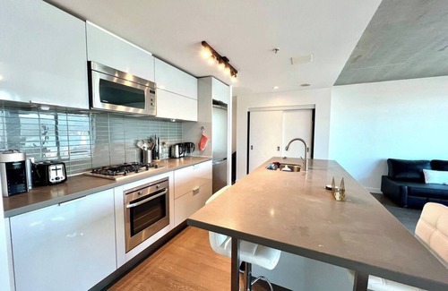 Gastown Condo | 5 minutes from Canada Place! Downtown Ocean/Mountain View 2 Bdr.