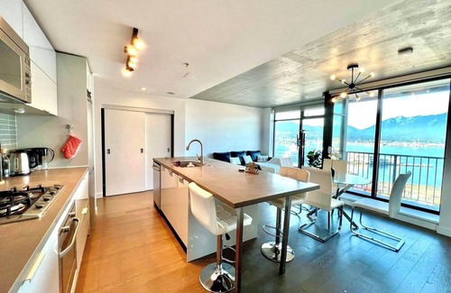 Gastown Condo | 5 minutes from Canada Place! Downtown Ocean/Mountain View 2 Bdr.